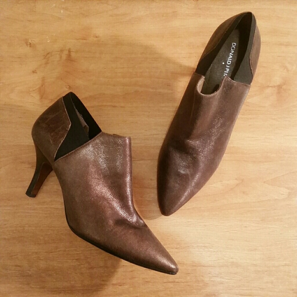 EUC Size 9.5 Donald J. Pliner Copper Metallic Heel